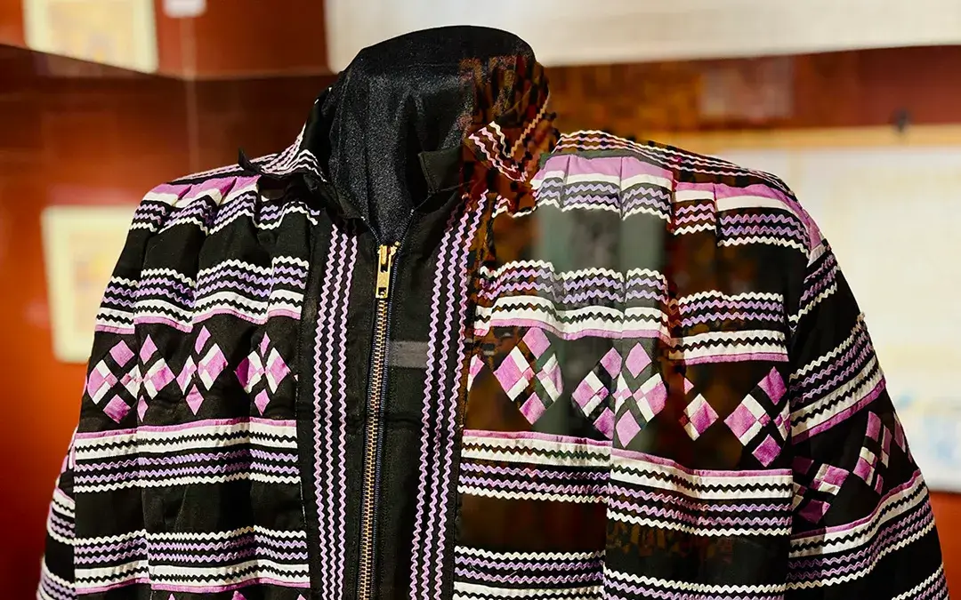 Patchwork-blog A late-twentieth-century man’s Seminole patchwork jacket, gifted to the Seminole Nation Museum through the Ralph T. Coe Center for the Arts’ Rehoming Program, now on display in the Museum’s exhibition Seminole Continuum (December 1, 2025–February 28, 2026).